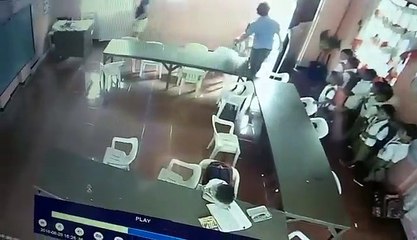 Cet écolier est tellement fatigué qu'il embarque la chaise à la place du cartable