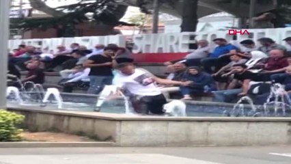 Trabzon Süs Havuzunda, Fıskiyeden Fışkıran Suya Karate Yaptı