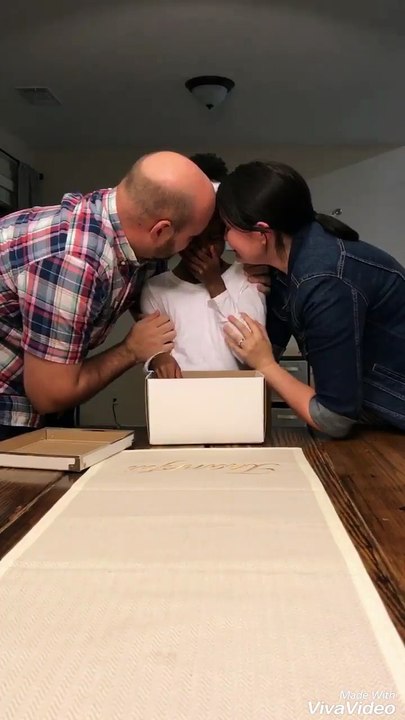 Une petite fille apprend qu'elle va être adoptée