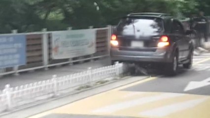 경계석 파손 뒤 차량 도주...경찰 추적 중 / YTN