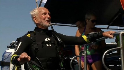 Mais velho mergulhador do mundo tem 95 anos