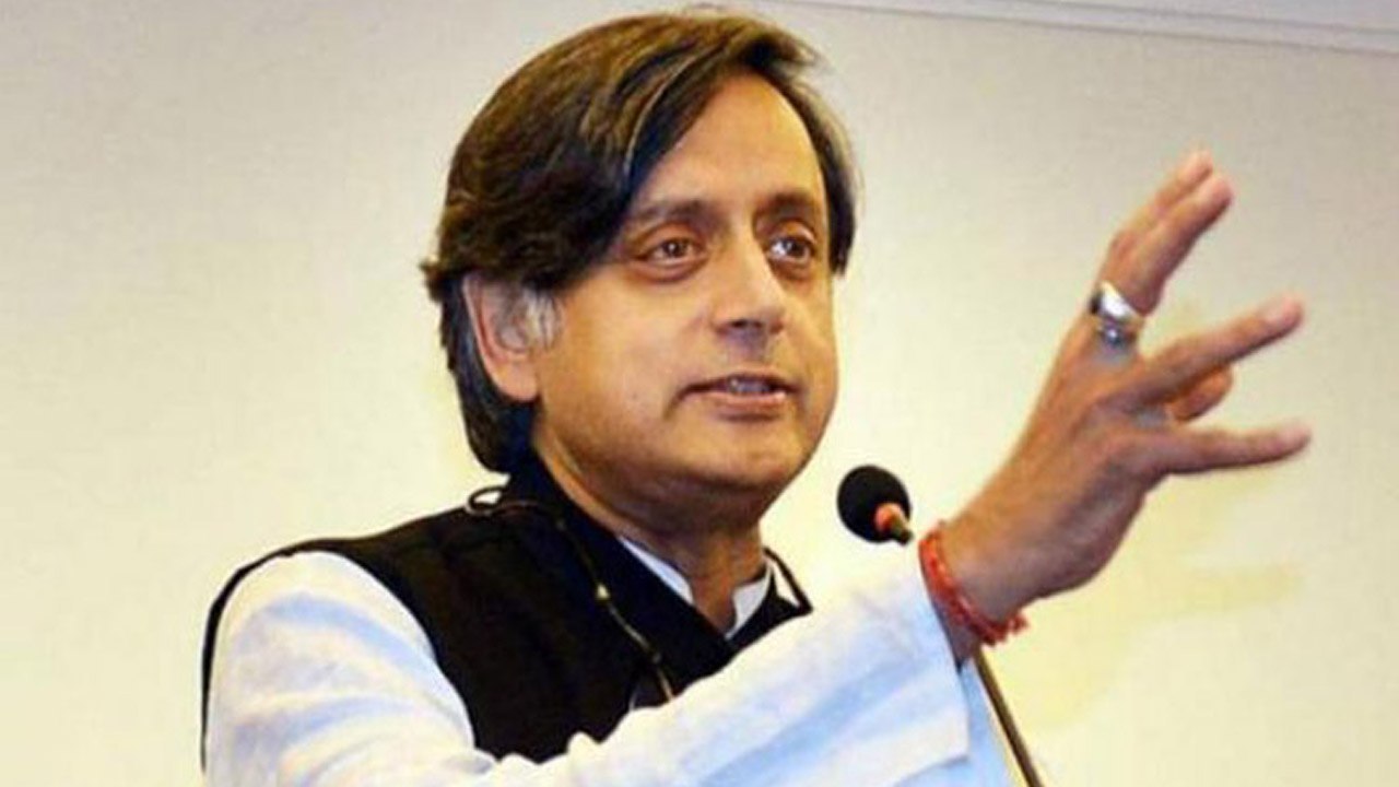 PM Modi का Social Media Account इस वजह से Shashi Tharoor करना चाहते है Hack | वनइंडिया हिंदी