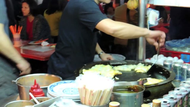 Taiwan Street Food - Oyster Omelette 蚵仔煎 - カキのオムレツ - 굴 오믈렛 - Discovery Street Food
