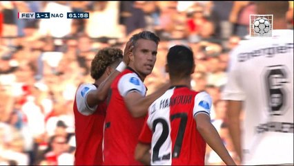 Pays-Bas- van Persie pousse le gardien adverse au CSC