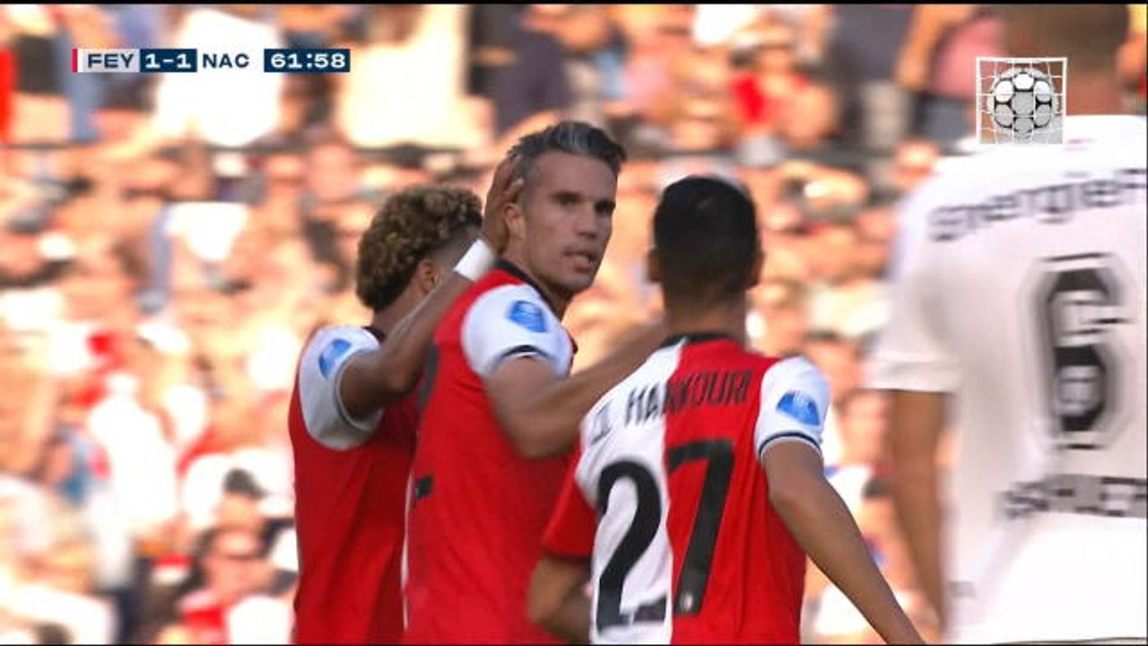 Pays-Bas- van Persie pousse le gardien adverse au CSC