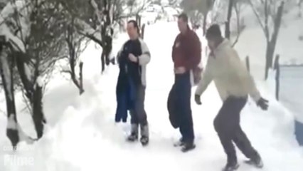 Betrunkene Männer im Schnee springen