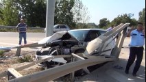 Bursa-Ankara Karayolunda Trafik Kazası, Otomobil Bariyetlere Saplandı
