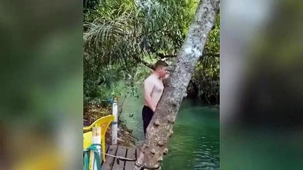 Il plonge dans une rivière et va vite s’apercevoir qu'il n'est pas tout seul dans l'eau...