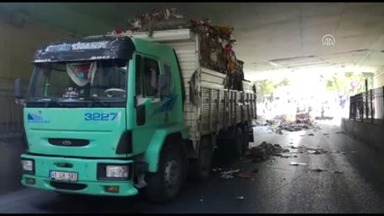 Atık Kağıt Yüklü Kamyon Üst Geçide Çarptı