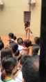 Un spectacle de pole dance pour des enfants de maternelle