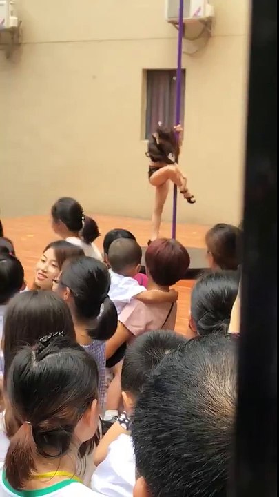 Un spectacle de pole dance pour des enfants de maternelle