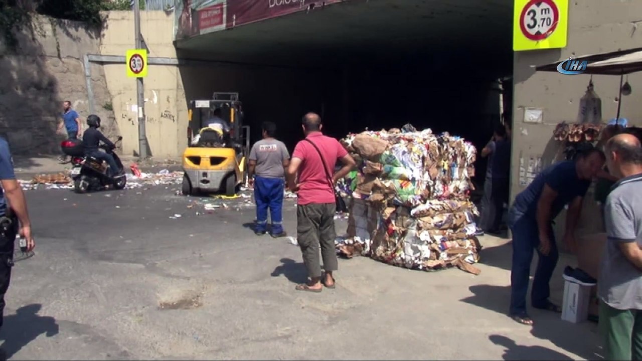 Bayrampaşa’da atık kağıt taşıyan kamyon alt geçide takıldı