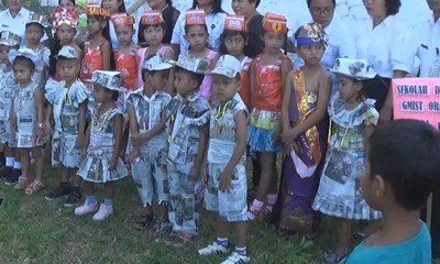 Memanfaatkan Limbah untuk Dijadikan Pakaian Karnaval