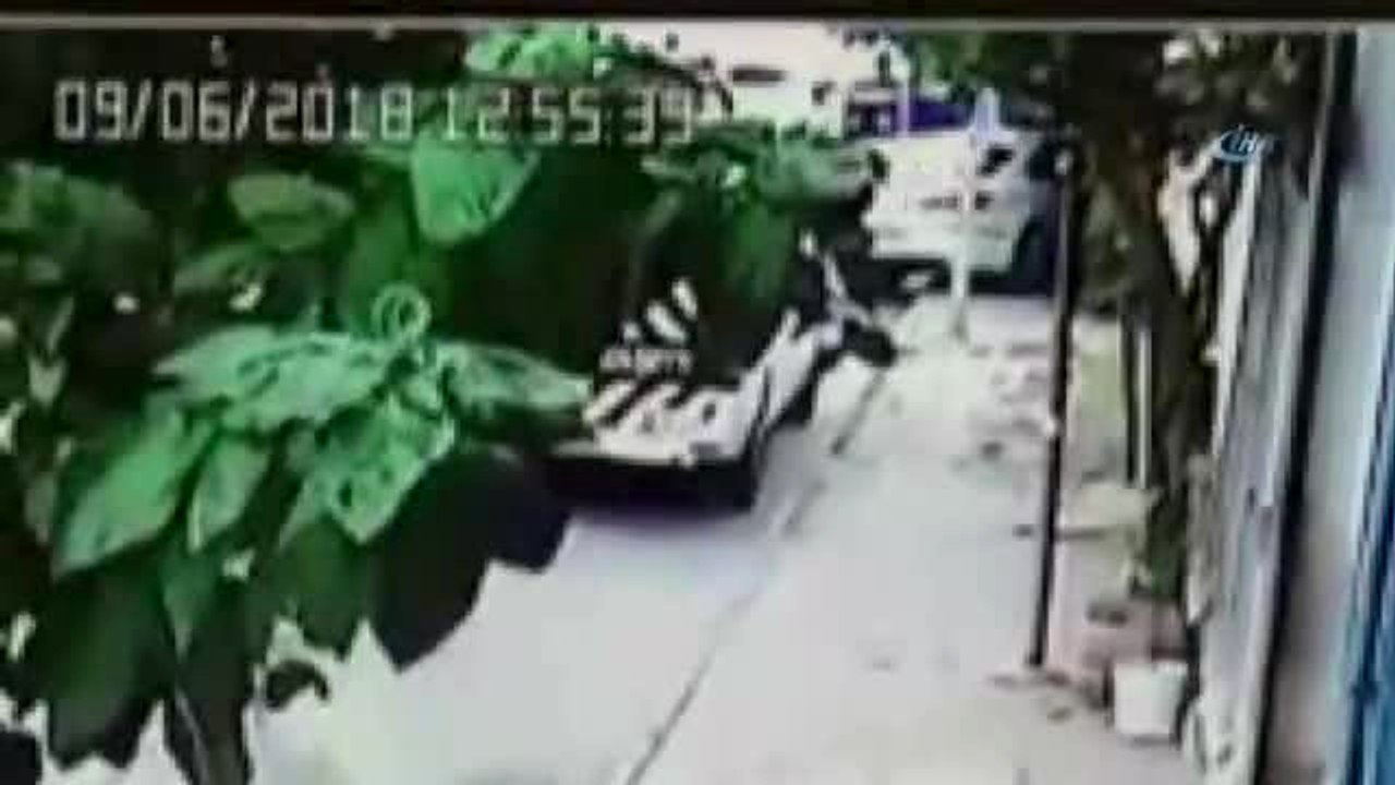 Direksiyon Hakimiyetini Kaybeden Hamile Sürücü Kahvehaneye Daldı: 2 Yaralı