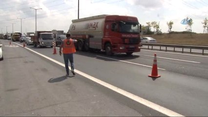 Tem'de Devrilen Tır Trafiği Kilitledi