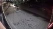 Kamera snimila besnu tinejdžerku iz Kruševca dok iz čista mira lomi izlog radnje tokom šetnje sa dečkom