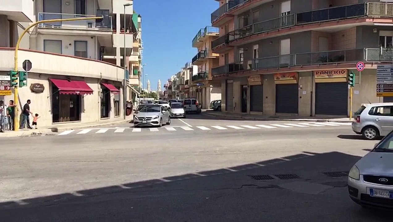 Incredibile ad Andria: "luci rosse in tutti i semafori dell'incrocio" le auto restano tutte ferme