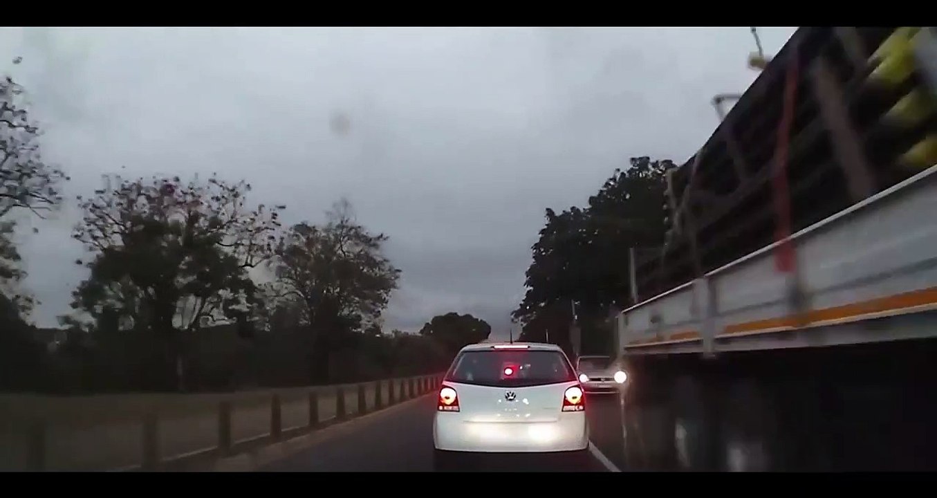 Un agent de sécurité prend d'énormes risques en poursuivant des voleurs de voiture