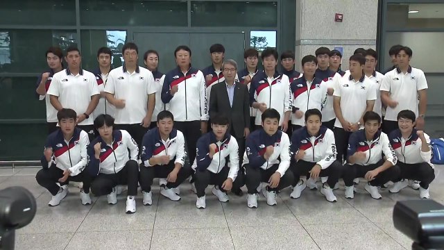 야구 대표팀 귀국 선수들 마음 뭉쳐 금메달 / YTN