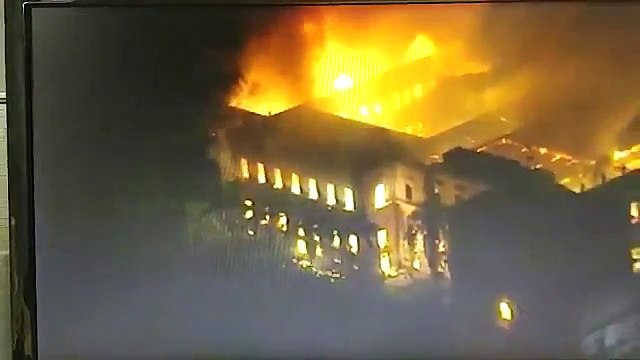 حريق هائل يدمر أقدم متاحف البرازيل