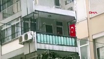 ABD'li pastör Brunson'un ev hapsinde bulunduğu dairesine Türk bayrağı asıldı