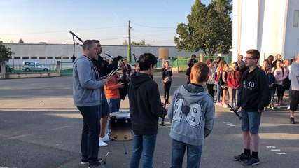 Rentrée en musique pour les 6e avec le bagad de Carhaix