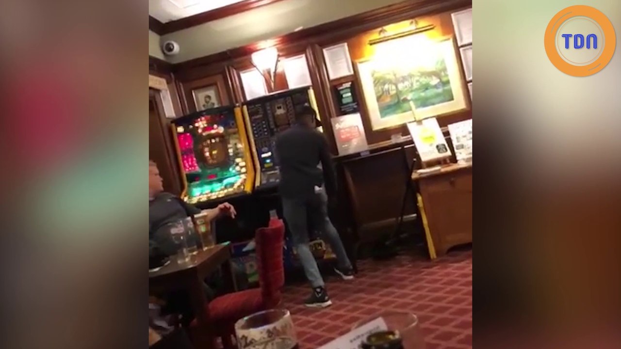 Un homme vole tout l’argent d’une machine à sous dans un bar bondé !