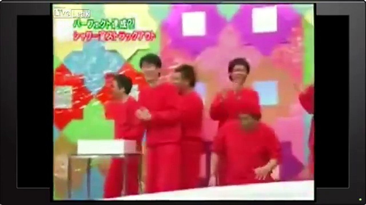 Jeu TV japonais WTF : les candidats doivent s'unir pour dénuder l'hôtesse