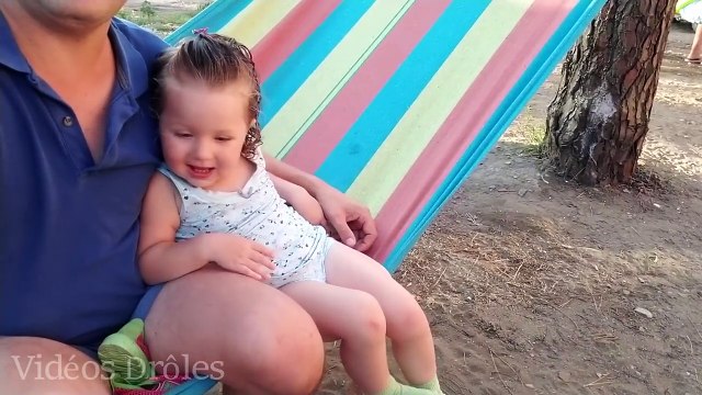 MIGNON BÉBÉ Lile jouant avec le chien - drôles de chiens et de bébés