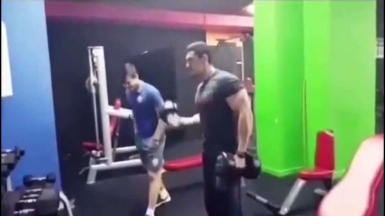 Cet homme fait de la muscu avec les bras à l'envers...