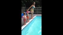 Un enfant n'a pas encore compris le principe du plongeon !