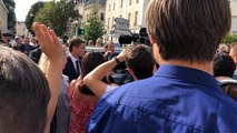 Bain de foule express du Président Macron avant son départ.