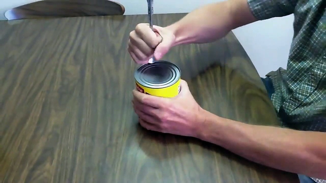 Comment ouvrir une boite de conserve avec une cuillère comme un boss !