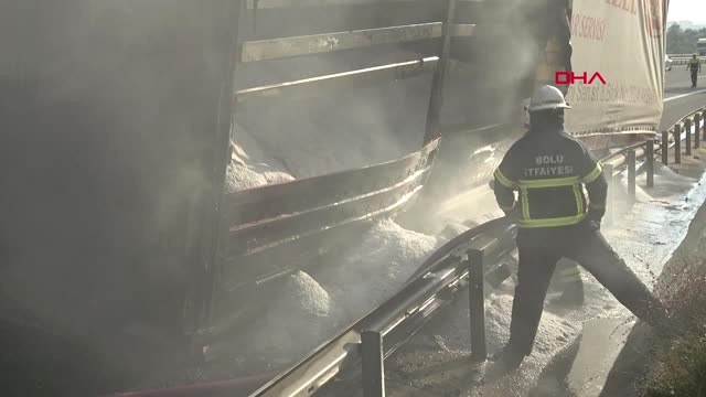 Bolu Tır'ın Tuz Yüklü Dorsesi Yandı