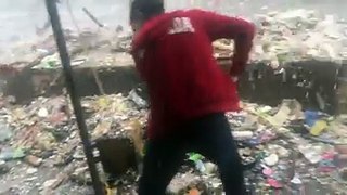La mer recrache des tonnes d’ordures abandonnées par l’homme