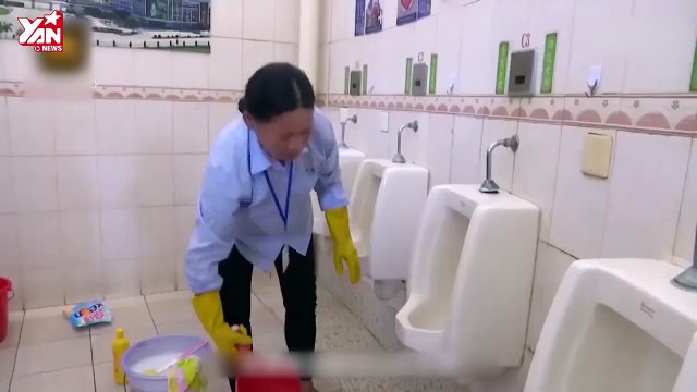 Công ty bắt nhân viên ăn đồ... chứa trong bồn tiểu để chứng minh vệ sinh sạch sẽ