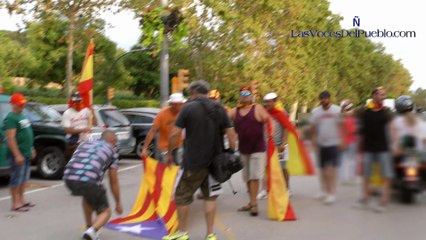 Las españolas liberan Alella cantando «En pie si eres español» y tumbando lazos amarillos