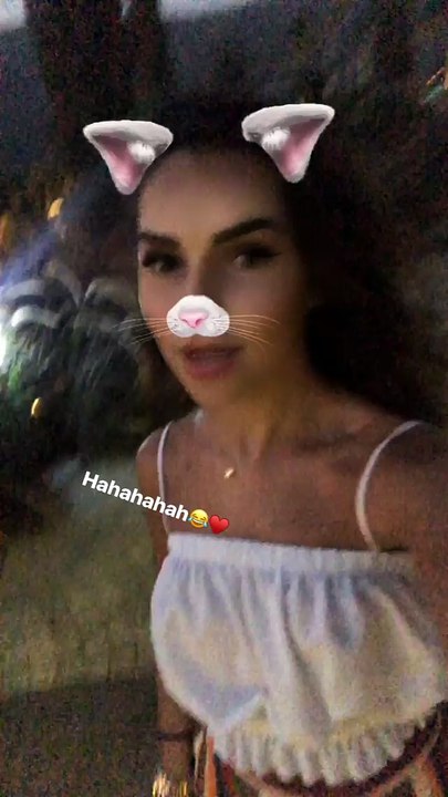 Vajza e vogël e kritikon Kidën