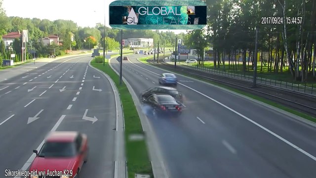 Il double n'importe comment et se retrouve dans une facheuse position sur l'autoroute