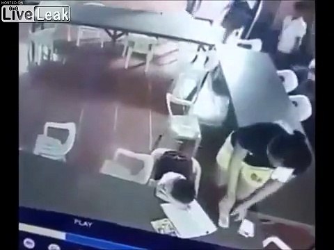 Ce gamin dort tellement qu'on peut le bouger sans le réveiller