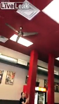 Cette femme tombe du faux plafond dans un restaurant !