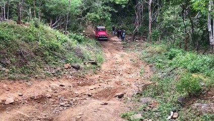 Violente marche arrière pour cette jeep en haut de piste !