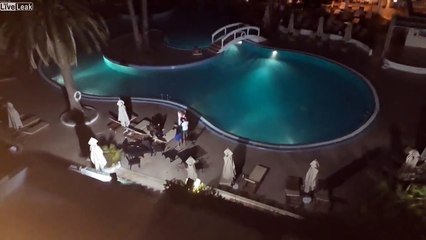 Embrouille au bord de la piscine - KO sur le transat !
