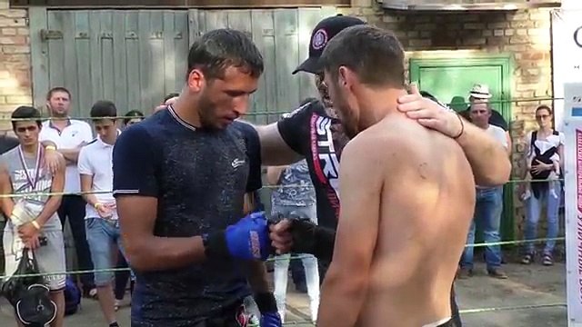 MMA -Pro lutteur contre combattant MMA