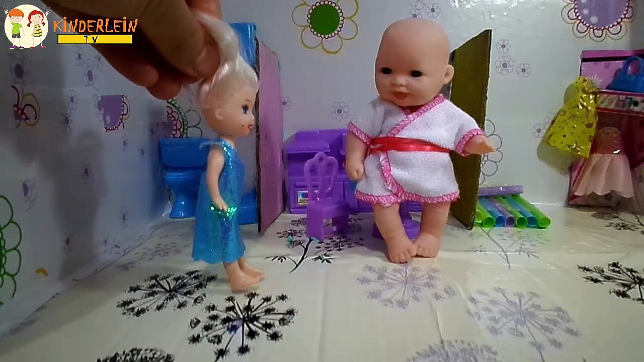 Candy lola ile duş alıyor Lola oyun oynuyor