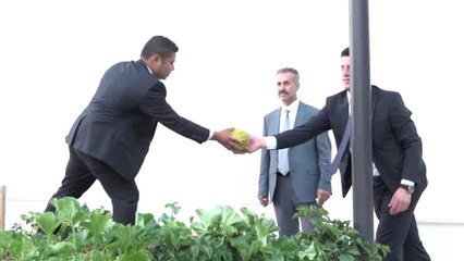 Çavuşoğlu, Basın Mensuplarına Kavun İkram Etti