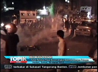 Tolak Relokasi Pasar, Buruh Angkut Bentrok dengan Petugas
