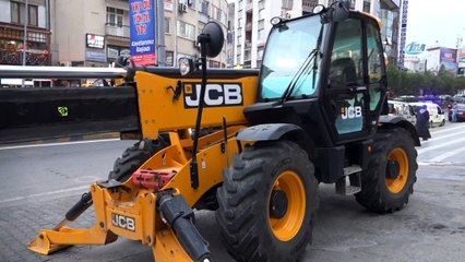 İş makinesi otoparkın önüne çekildi, araçlar mahsur kaldı