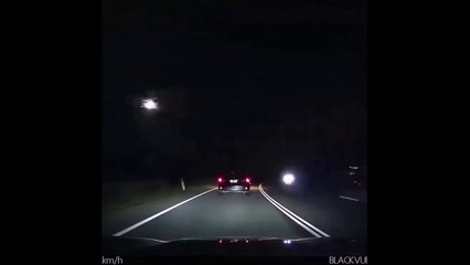 Conductor se cruza con meteorito por la noche