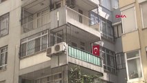 İzmir Brunson'ın Evinin Balkonuna Türk Bayrağı Asıldı